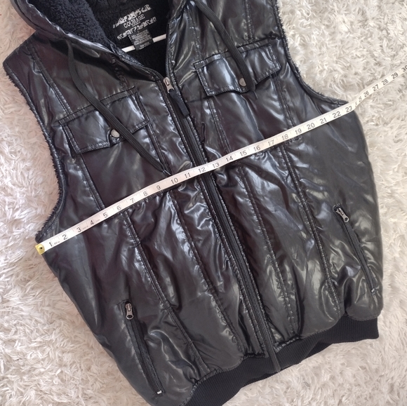 Women's Black Water Resistant Faux Fur Lined Quilted Hooded Puffer Vest - Picture 5 of 8